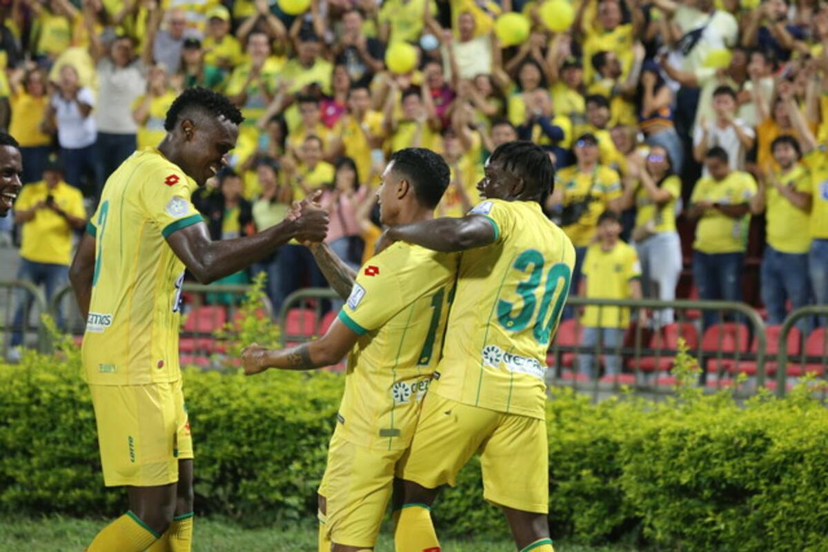 Jugadores de Atlético Bucaramanga celebran un gol ante el Deportivo Cali.
