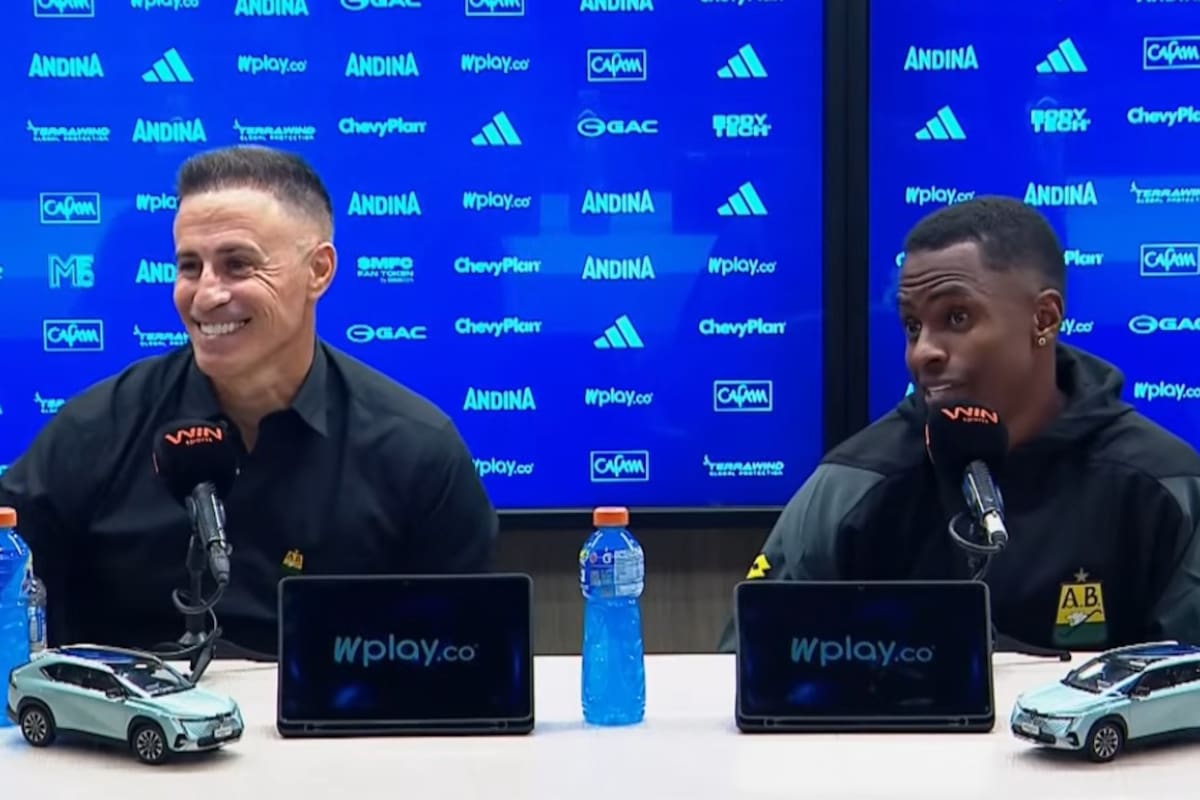 La imagen que enamoró al fútbol colombiano: Samuel emocionó a Peirano en plena rueda de prensa. /FOTO: Captura de Pantalla Dimayor