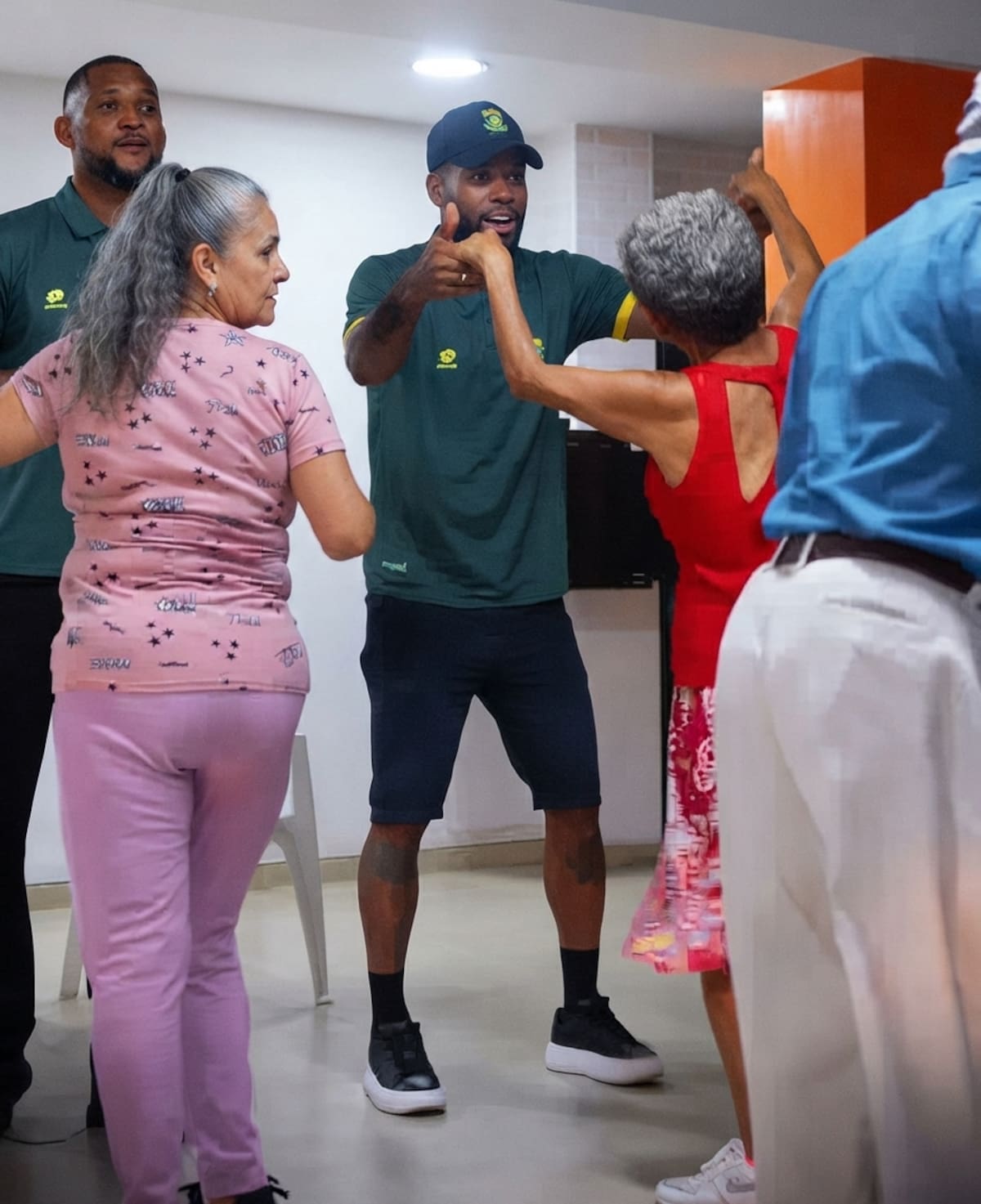 La emotiva visita del Atlético Bucaramanga a un asilo que terminó con una gran sorpresa. /FOTO: Captura de pantalla