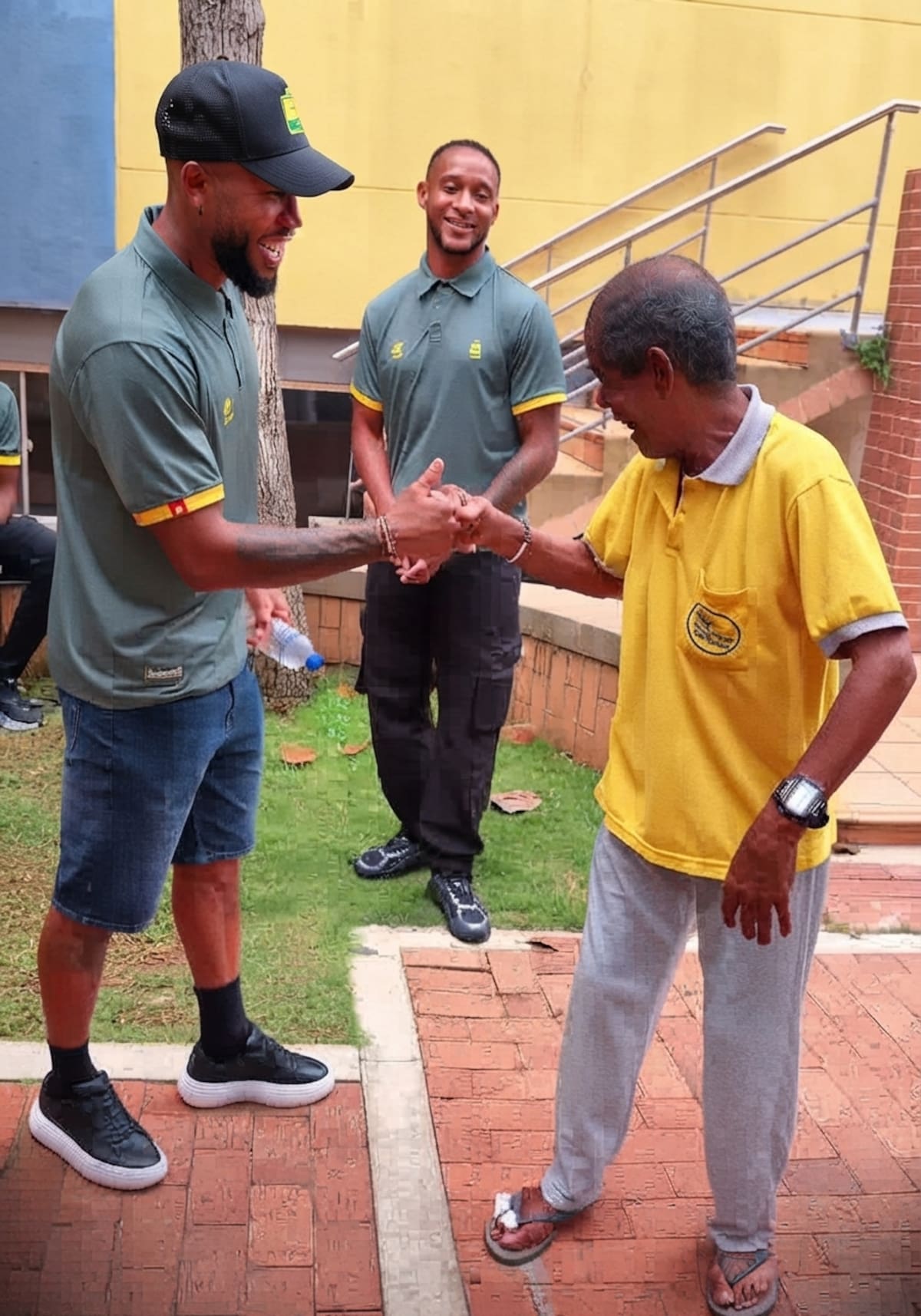 La emotiva visita del Atlético Bucaramanga a un asilo que terminó con una gran sorpresa. /FOTO: Captura de pantalla