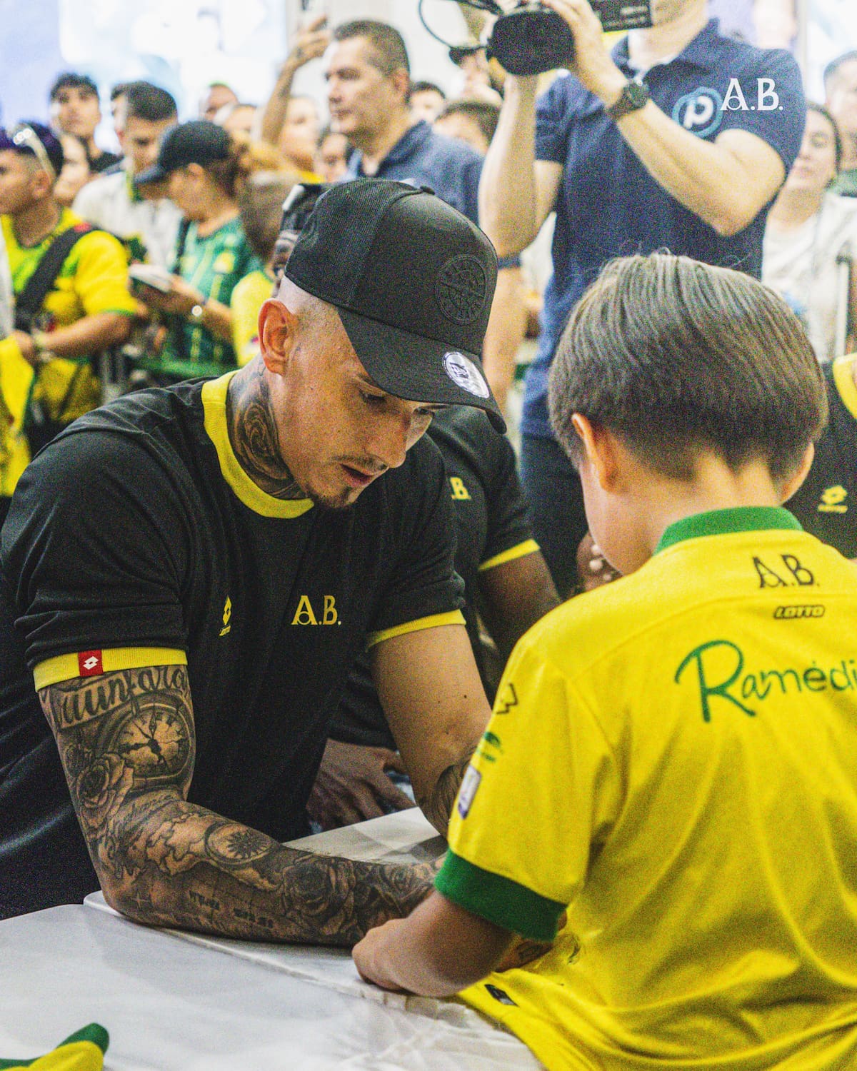 Jugadores de Atlético Bucaramanga se solidarizaron con las víctimas del terremoto. Foto: Atlético Bucaramanga.