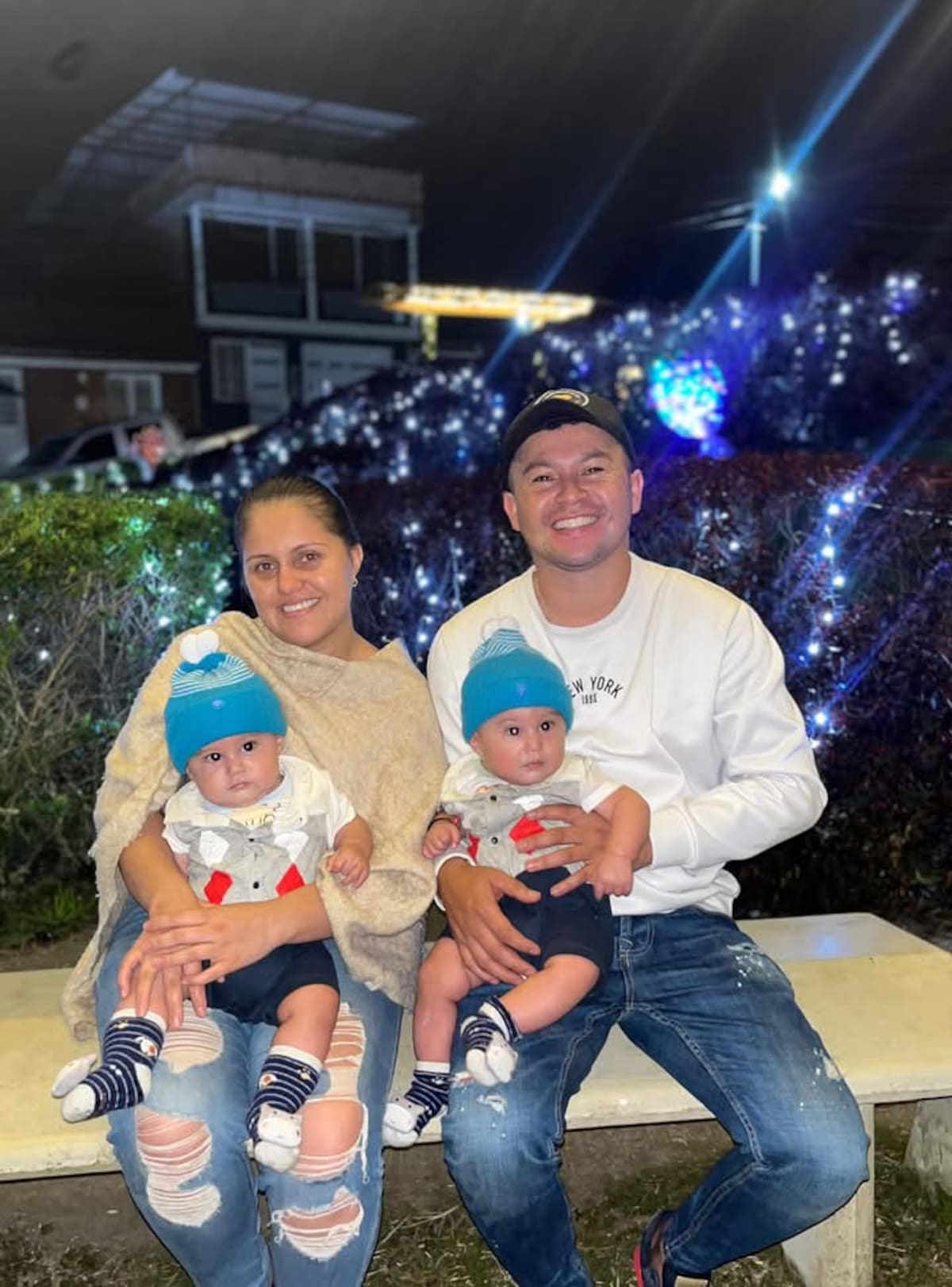La pareja conformada por Ányela Stefany Urbano Quitián Diego Wilmer Castellanos Díaz aparecen aquí junto a sus dos bebés: Diego Alejandro y Jhoseth David Castellanos Urbano.