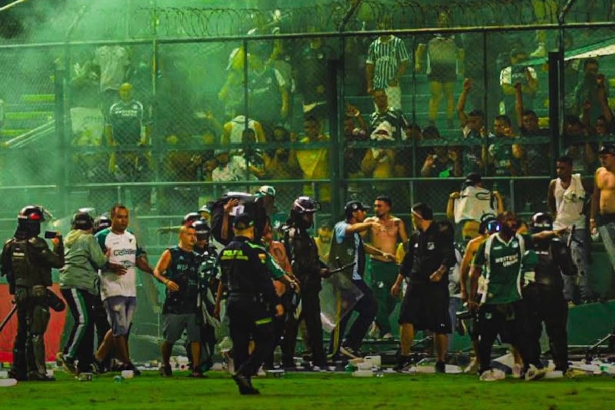 El club sostiene que las invasiones al terreno de juego continuaron incluso después de la reanudación del compromiso. /FOTO: Atlético Bucaramanga