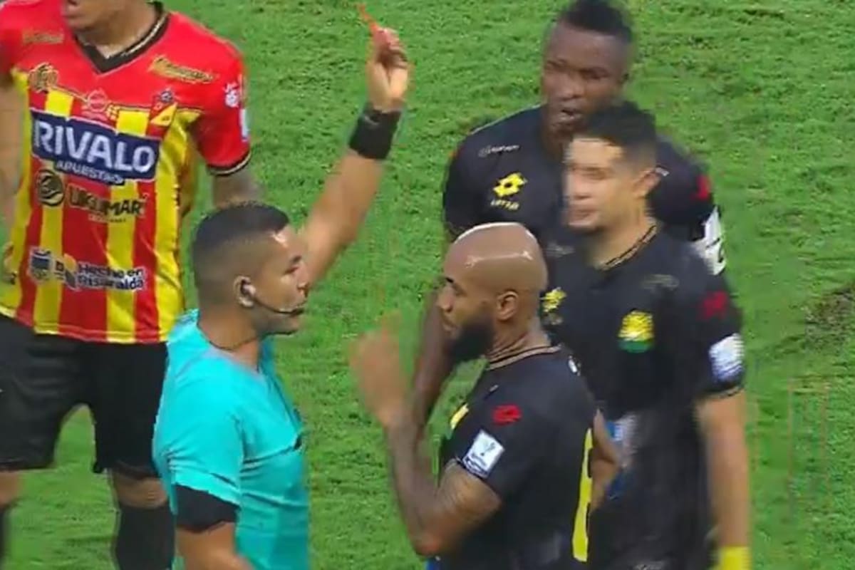 ¿Era roja? Polémica jugada de expulsión de Fredy Hinestroza, de Atlético Bucaramanga | Foto Pantallazo Win Sports
