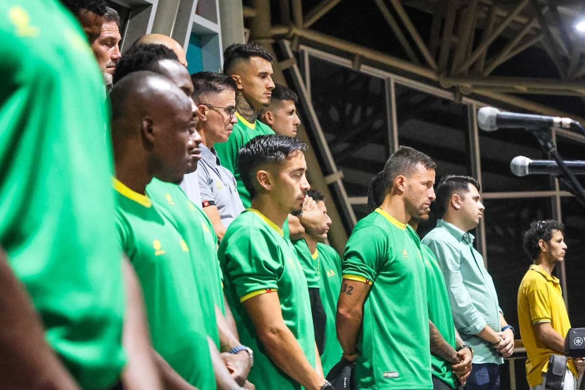 Jugadores, cuerpo técnico, equipo femenino e hinchas compartieron una jornada de oración, esperanza y cercanía antes del compromiso frente a Llaneros. /FOTO: Atlético Bucaramanga