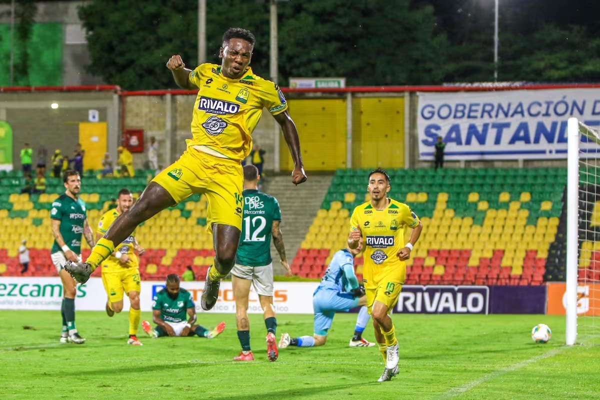Atlético Bucaramanga tiene tres jugadores en departamento médico: Martín Rea, Juan Camilo Mosquera y Omar Albornoz. /FOTO: 'X' Atlético Bucaramanga.