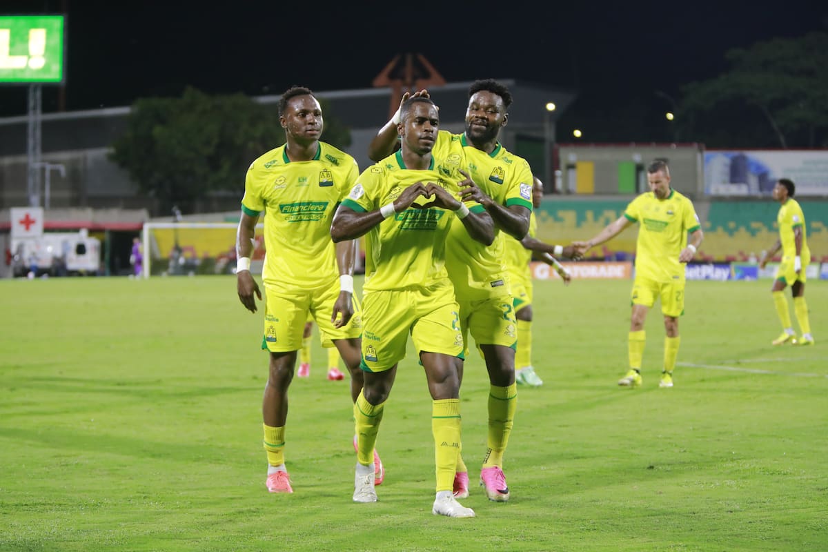 Atlético Bucaramanga registra 12 partidos sin perder y está a dos de igualar la mejor racha sin derrotas de su historia. Foto: Jaime Moreno.