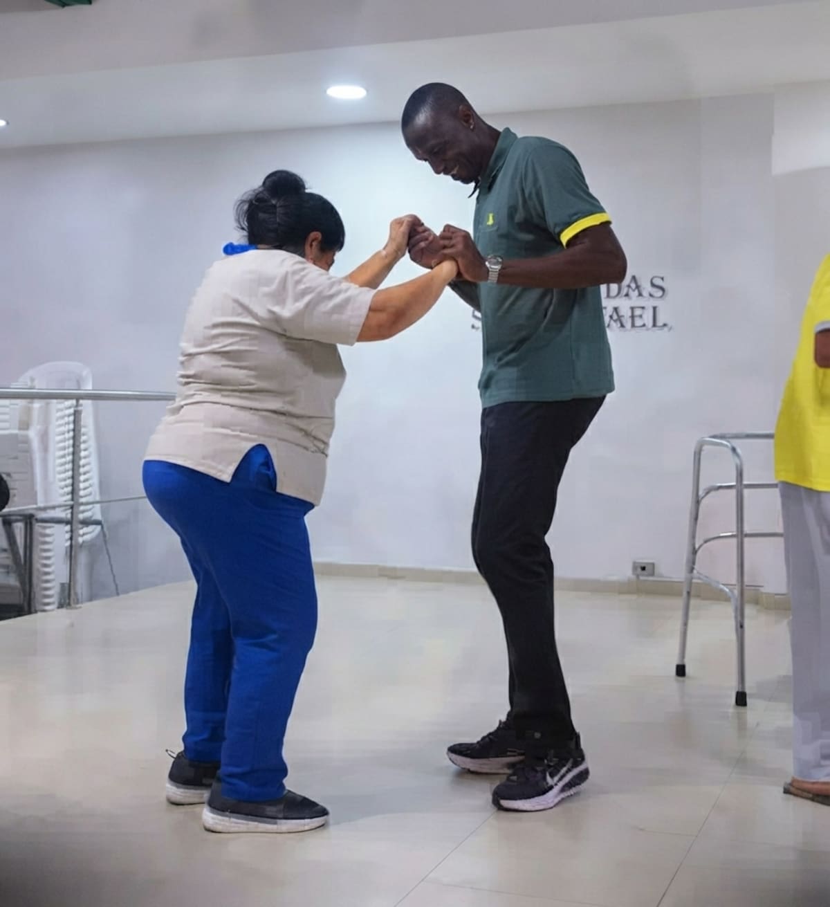 La emotiva visita del Atlético Bucaramanga a un asilo que terminó con una gran sorpresa. /FOTO: Captura de pantalla