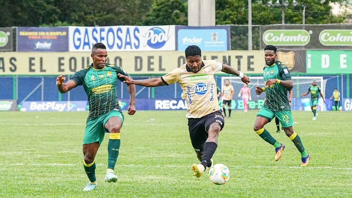 Atlético Bucaramanga perdió 2-1 en calidad de visitante ante Águilas, en partido que estaba pendiente de la fecha 7 de la Liga BetPlay I de 2026. Foto: David Jaramillo.