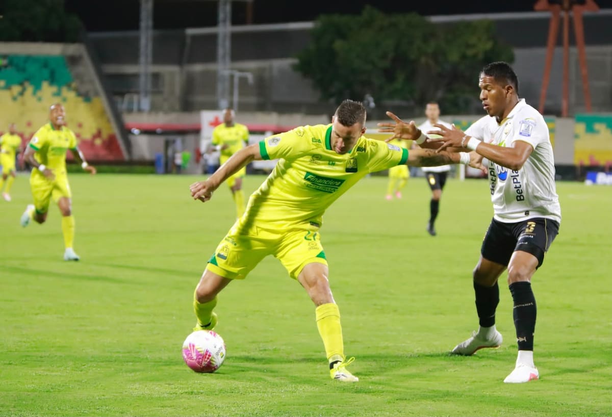 Atlético Bucaramanga y Águilas Doradas igualaron 1-1 en un partido marcado por la polémica, en el penalti que terminó con gol de Águilas. Foto: Jaime Moreno.