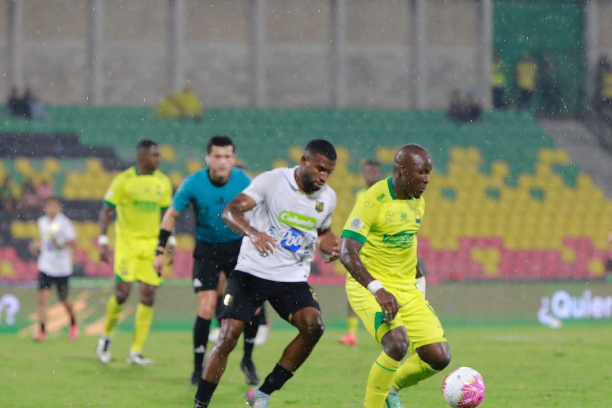 Atlético Bucaramanga y Águilas Doradas igualaron 1-1 en un partido marcado por la polémica, en el penalti que terminó con gol de Águilas. Foto: Jaime Moreno.