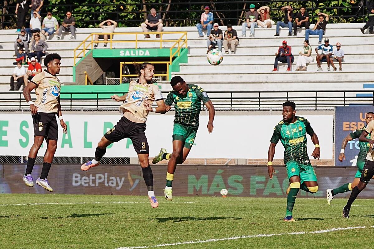 Atlético Bucaramanga perdió 2-1 en calidad de visitante ante Águilas, en partido que estaba pendiente de la fecha 7 de la Liga BetPlay I de 2026. Foto: David Jaramillo.