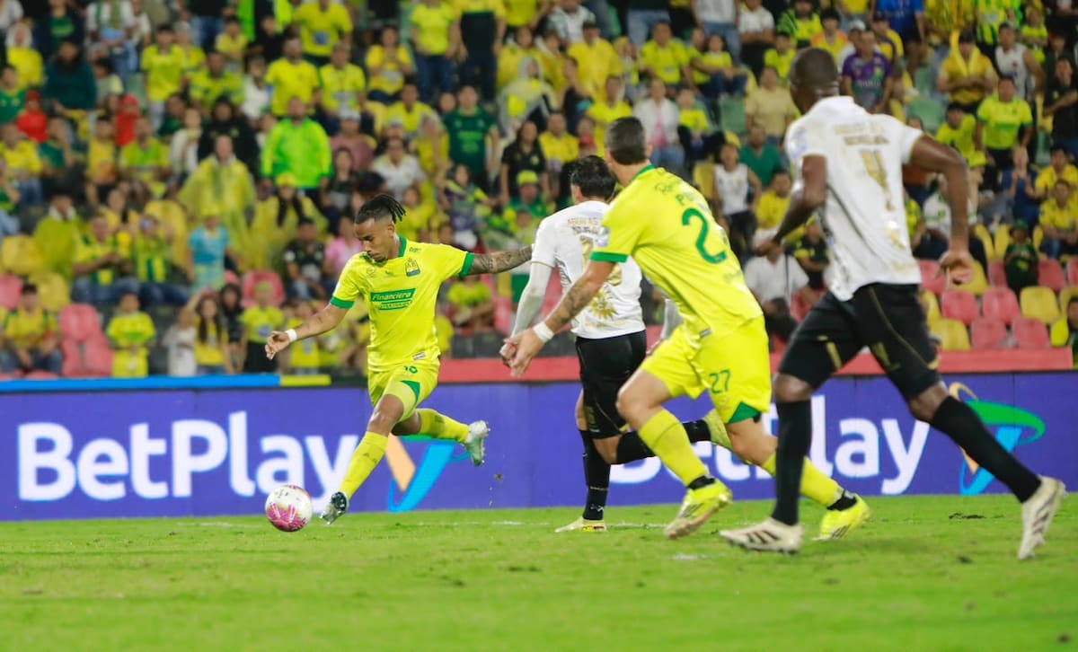 Atlético Bucaramanga y Águilas Doradas igualaron 1-1 en un partido marcado por la polémica, en el penalti que terminó con gol de Águilas. Foto: Jaime Moreno.