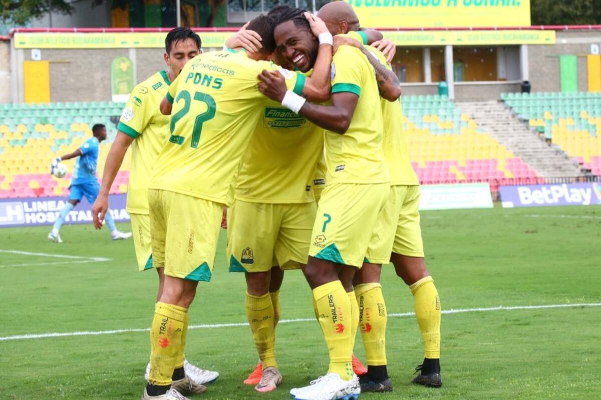 Atlético Bucaramanga doglegó 5-0 a Alianza en el marco de la fecha 4 de la Liga BetPlay I de 2026, que sirvió para rendirle un homenaje a Camilo Rojas, hincha búcaro asesinado en Cúcuta. Foto: Jaime Moreno.