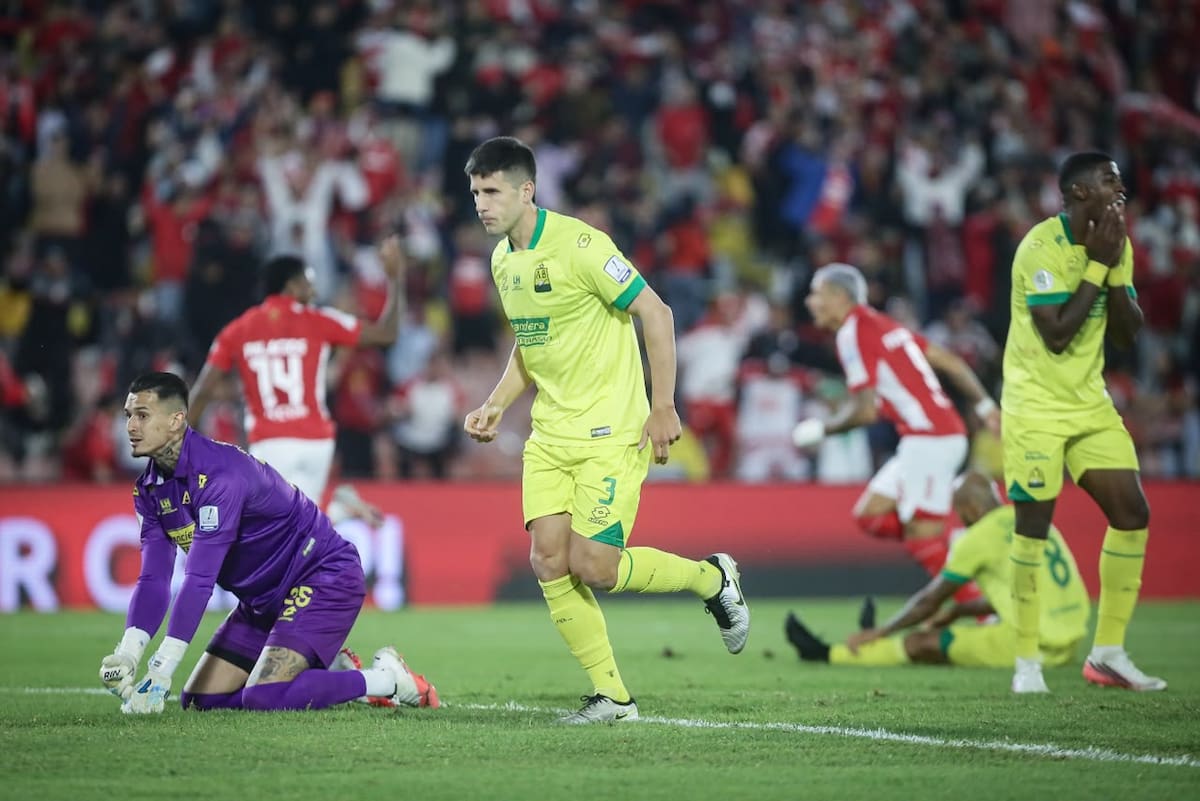 Atlético Bucaramanga cayó 2-1 ante Independiente Santa Fe en el estadio El Campín. Foto: (Colprensa - Cristian Bayona)