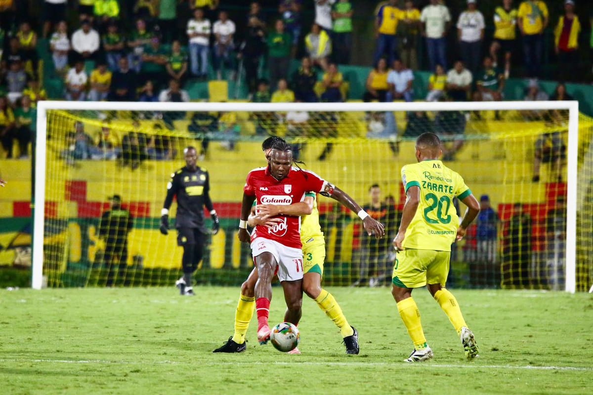 Atlético Bucaramanga cayó 2-1 ante Independiente Santa Fe por la fecha 14. Foto: Jaime Moreno/Vanguardia.