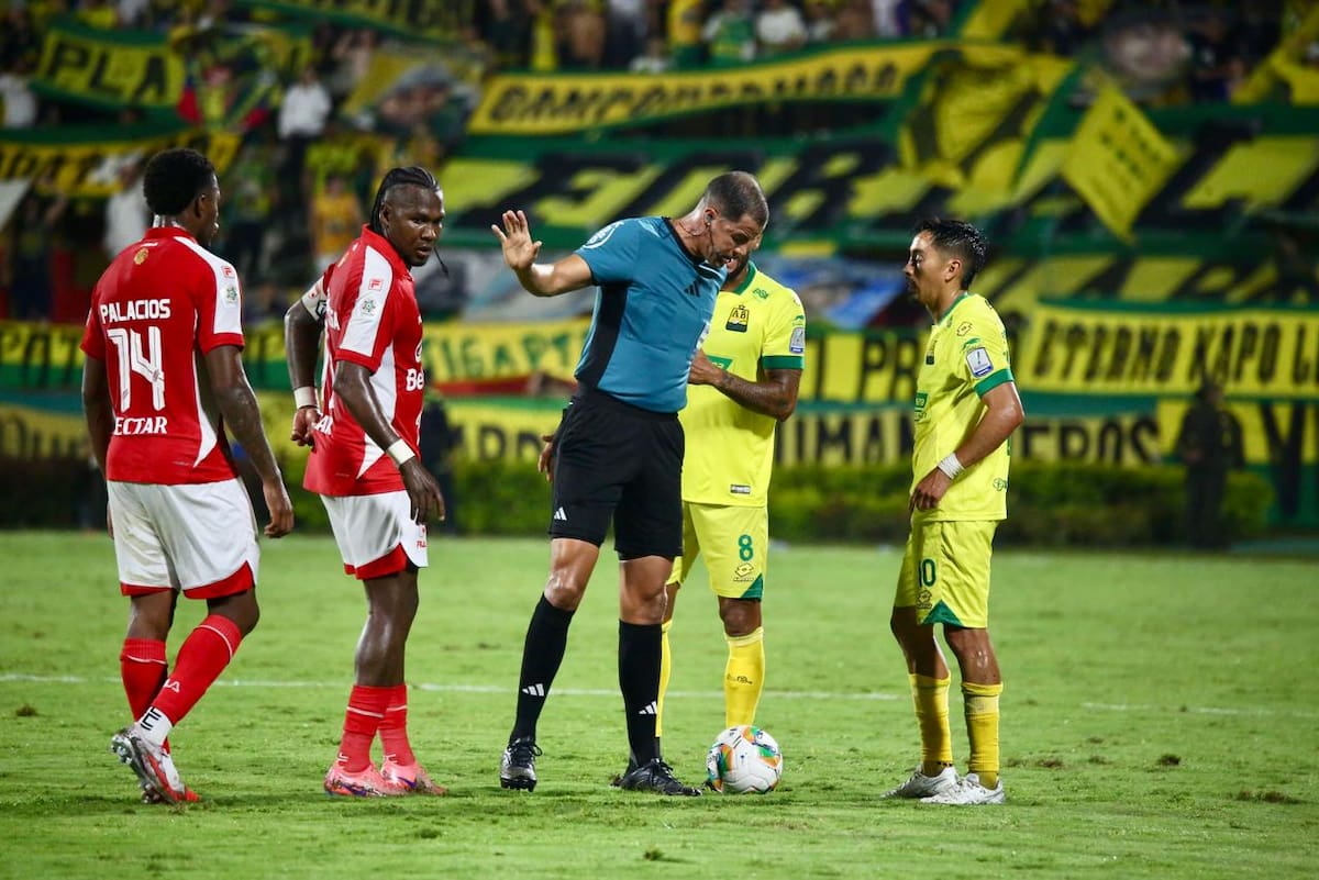 Atlético Bucaramanga cayó 2-1 ante Independiente Santa Fe por la fecha 14. Foto: Jaime Moreno/Vanguardia.