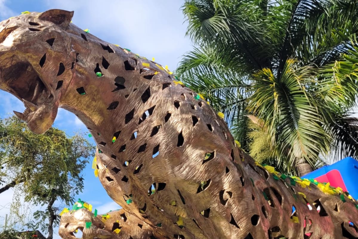 Atlético Bucaramanga celebra su nuevo símbolo: el Monumento Leopardo a las afueras del Montanini. Foto: Franz Rey / VANGUARDIA