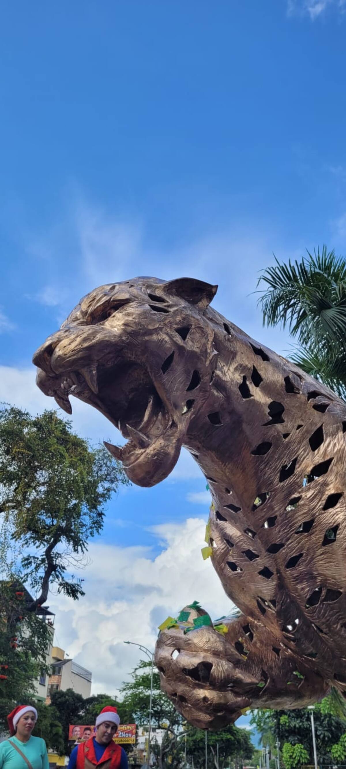 Atlético Bucaramanga celebra su nuevo símbolo: el Monumento Leopardo a las afueras del Montanini. Foto: Franz Rey / VANGUARDIA