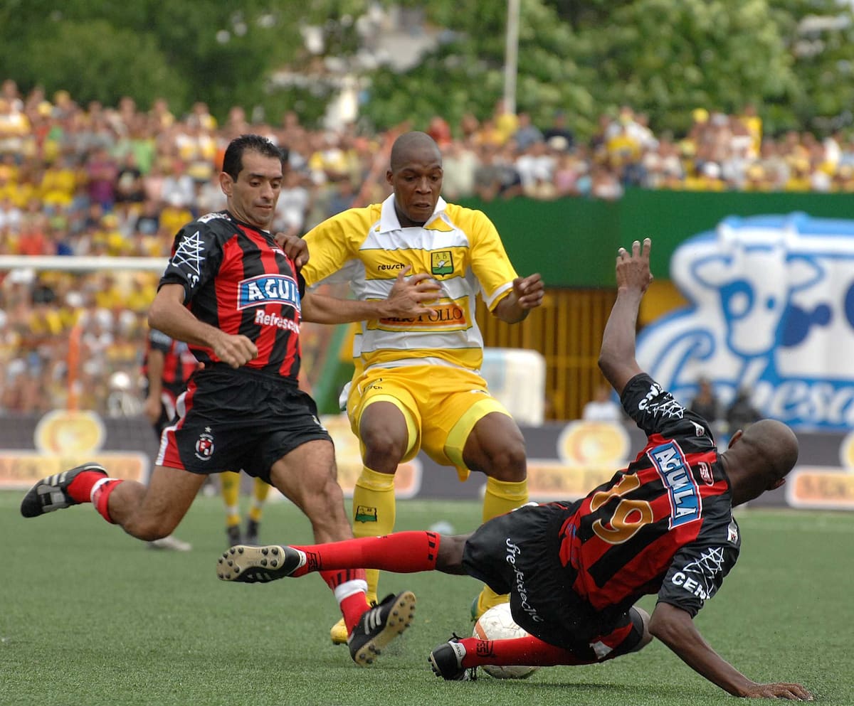 FOTO # 50 (HORIZONTAL) FO7050
CAYO DE LOCAL
BUCARAMANGA, ABR. 01 - ATLETICO BUCARAMANGA PERDIO COMO LOCAL 1-2 ANTE CUCUTA DEPORTIVO EN UN NUEVO CLASICO DEL ORIENTE COLOMBIANO (COLPRENSA-VANGUARDIA LIBERAL)