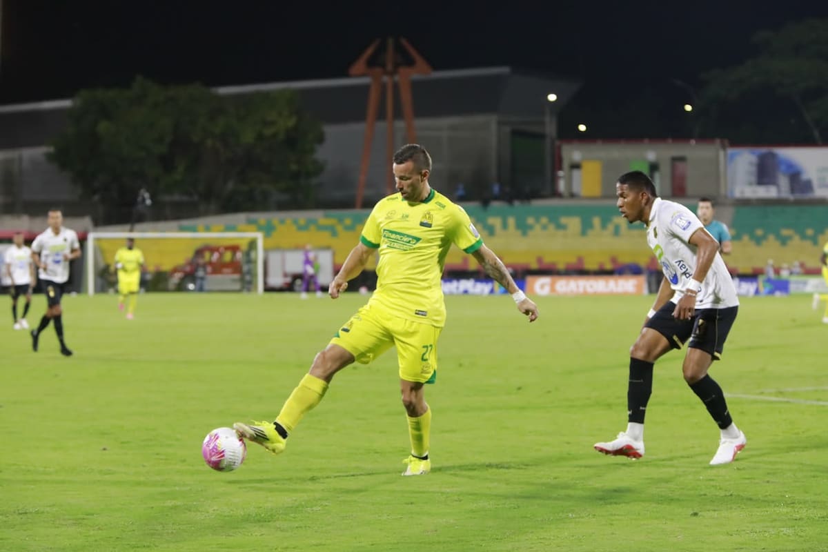 Atlético Bucaramanga dejó escapar la victoria en el último minuto ante Águilas Doradas pero sigue invicto en la Liga BetPlay. | Foto: Jaime Moreno/Vanguardia