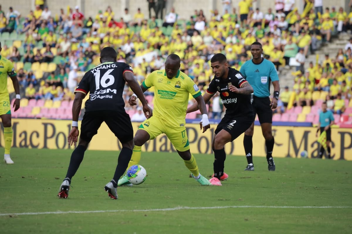 Atlético Bucaramanga derrotó 2-0 a Internacional de Bogotá por la fecha 11 de la Liga BetPlay II 2026, en el estadio Américo Montanini. Foto: Jaime Moreno / Vanguardia