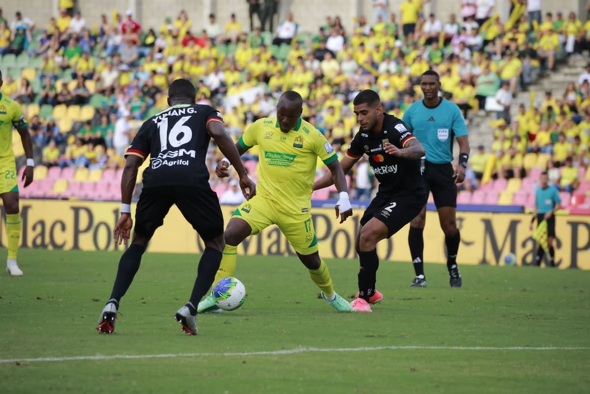 Atlético Bucaramanga derrotó 2-0 a Internacional de Bogotá por la fecha 11 de la Liga BetPlay II 2026, en el estadio Américo Montanini. Foto: Jaime Moreno / Vanguardia
