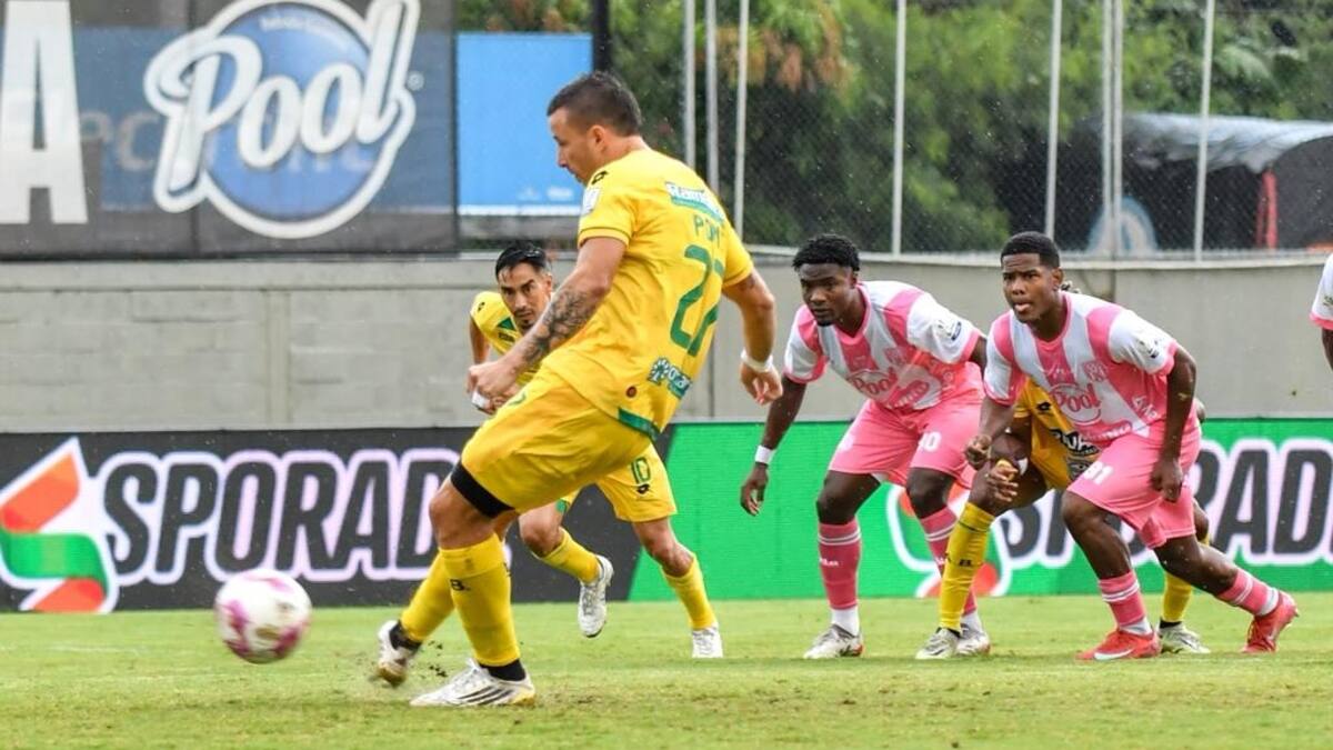 Atlético Bucaramanga, con goles de Fabián Sambueza y Luciano Pons, derrotó 2-1 a Envigado, en la fecha 14 de la Liga BetPlay II de 2025. Foto: David Jaramillo.