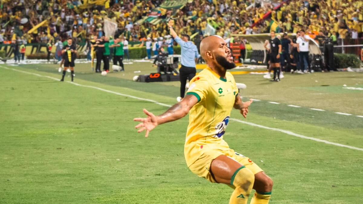 Freddy Hinestroza celebra una anotación con Atlético Bucaramanga en la Liga BetPlay.