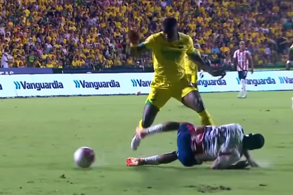 José García fue expulsado en una polémica acción en el duelo entre Atlético Bucaramanga y Junior de Barranquilla. Foto: Captura de video de Win Sports.