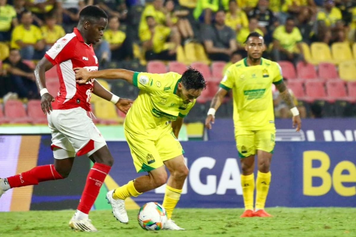 Bucaramanga fue superado por Santa Fe, en la fecha 14 de la Liga BetPlay I de 2026. Foto: Jaime Moreno.