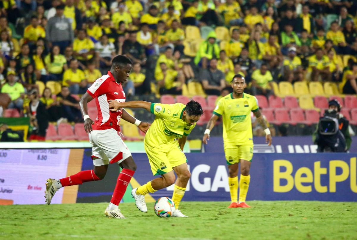 Bucaramanga fue superado por Santa Fe, en la fecha 14 de la Liga BetPlay I de 2026. Foto: Jaime Moreno.