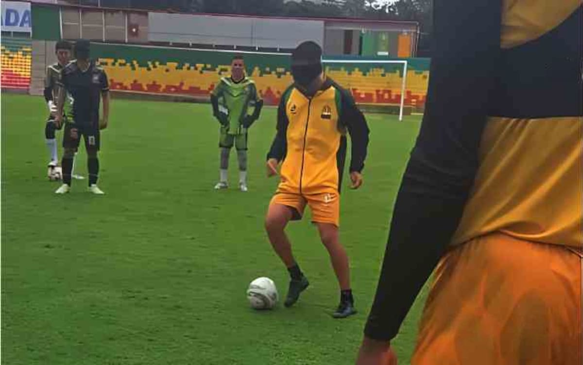 Fabián Sambueza en la actividad de Atlético Bucaramanga con la selección Santander de fútbol para ciegos. Foto: Suministrada.