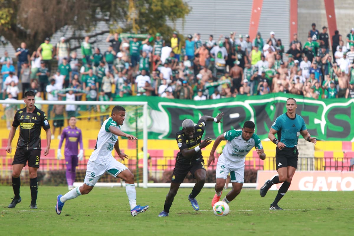 Atlético Bucaramanga sigue invicto en la Liga BetPlay tras intenso duelo ante Deportivo Cali. Foto: Jaime Moreno/Vanguardia.
