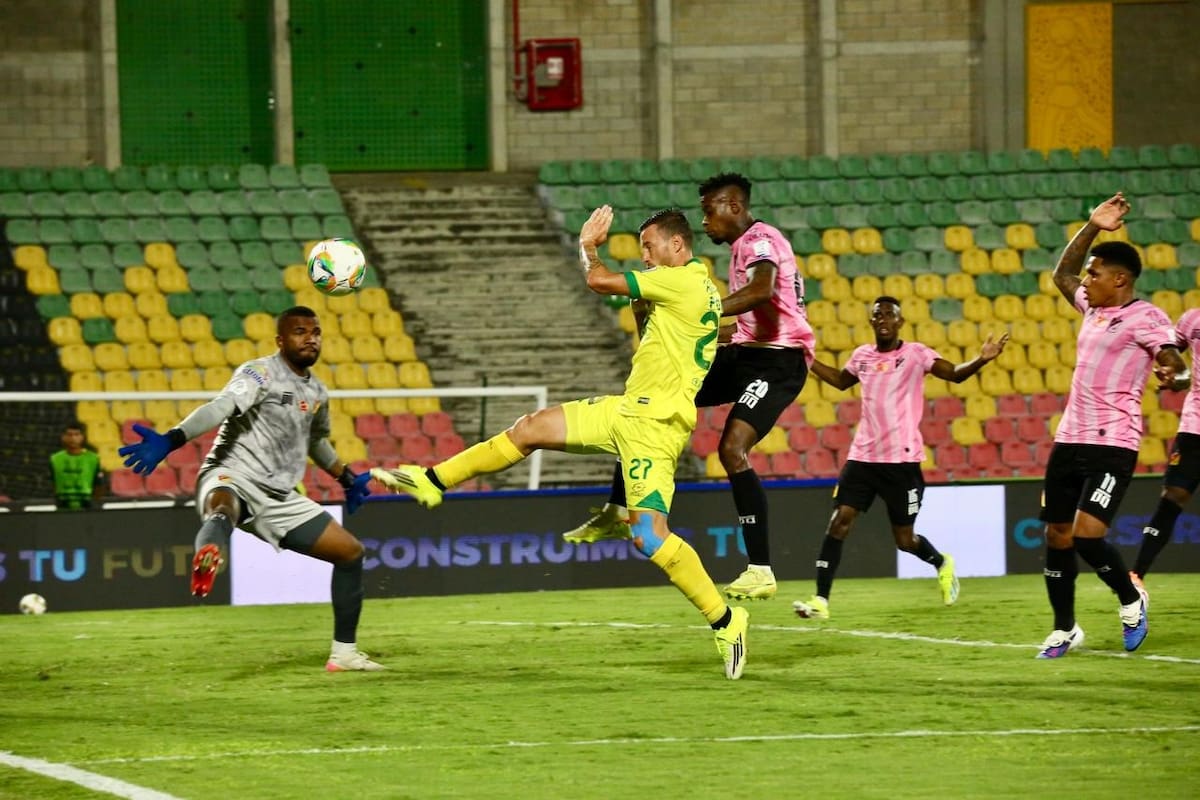 Atlético Bucaramanga venció 3-0 a Pereira: Luciano Pons rompió su sequía y el leopardo sigue invicto. Foto: Jaime Moreno/Vanguardia.