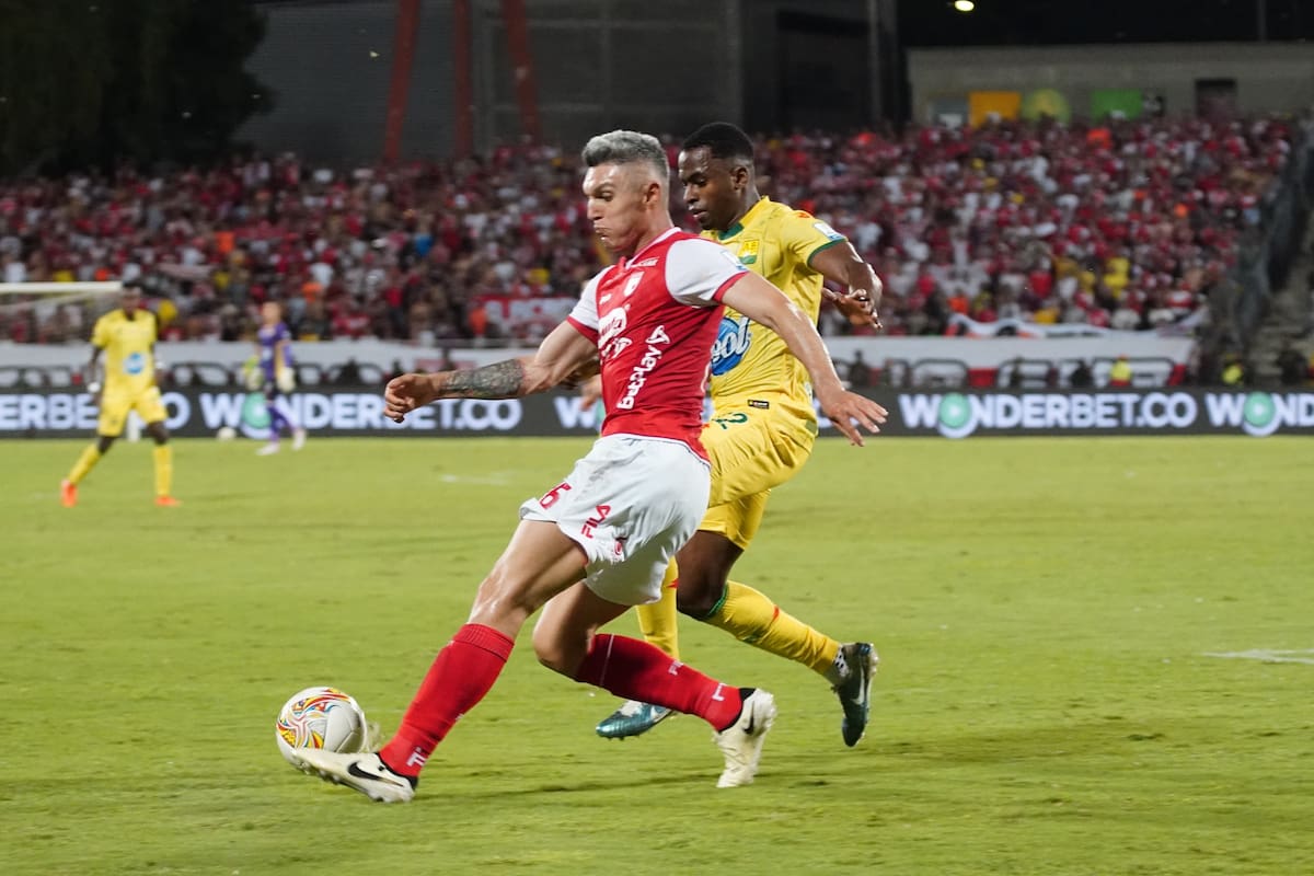 Atlético Bucaramanga se quedó con el partido de ida de la final del fútbol colombiano ante Independiente Santa Fe. Foto: Marco Valencia.