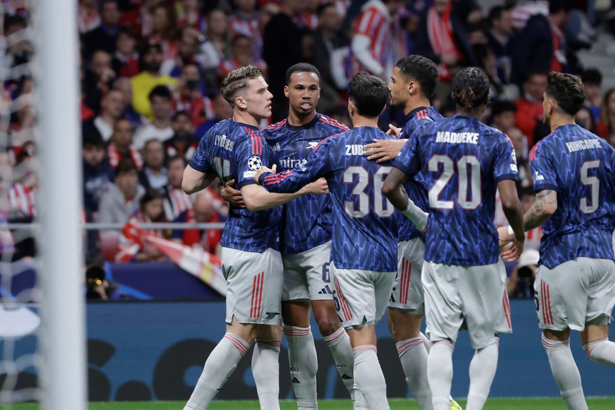 MADRID, 29/04/2026.- Los jugadores del Arsenal celebran el primer gol del equipo inglés durante el encuentro correspondiente a la ida de las semifinales de la Liga de Campeones que disputan este miércoles Atlético de Madrid y Arsenal en el estadio Metropolitano, en Madrid. EFE / Juanjo Martín.