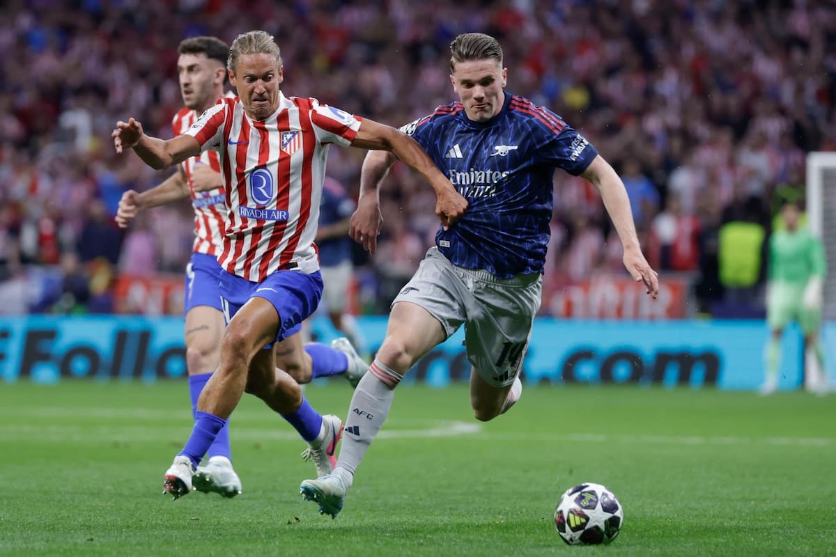 MADRID, 29/04/2026.- El delantero sueco del Arsenal, Viktor Gyokeres (d), persigue el balón ante el centrocampista del Atlético de Madrid, Marcos Llorente, durante el encuentro correspondiente a la ida de las semifinales de la Liga de Campeones que disputan este miércoles Atlético de Madrid y Arsenal en el estadio Metropolitano, en Madrid. EFE / Juanjo Martín.