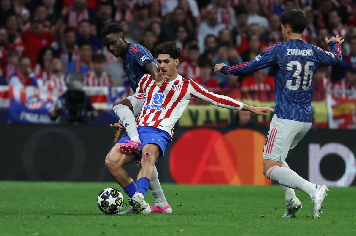 MADRID, 29/04/2026.- El delantero del Atlético Julián Álvarez (c), durante el partido de ida de las semifinales de la Liga de Campeones que Atlético de Madrid y Arsenal FC disputan este miércoles en el estadio Metropolitano. EFE/Kiko Huesca
