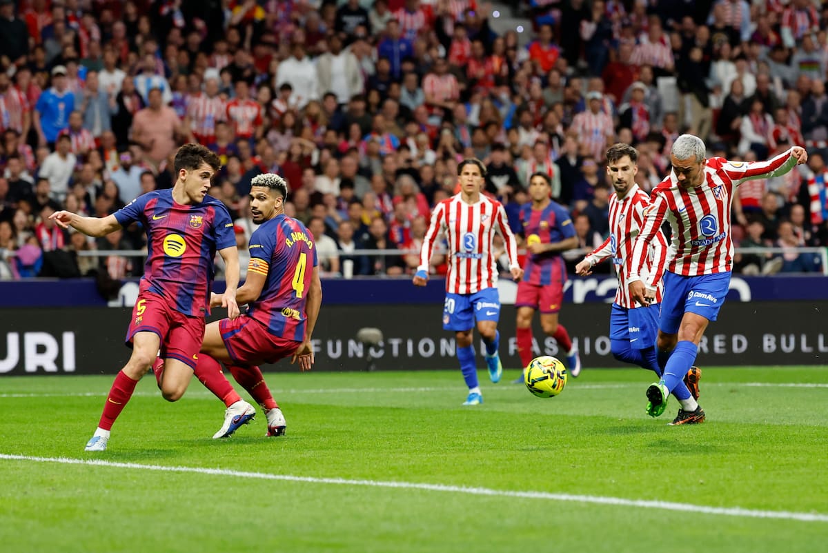 MADRID, 04/04/2026.- El delantero francés del Atlético de Madrid, Antoine Griezmann (d), remata ante los defensores del FC Barcelona durante el partido de la jornada 30 de LaLiga EA Sports que Atlético de Madrid y FC Barcelona disputan este sábado, en el Estadio Riyadh Air Metropolitano de la capital española. EFE/ Mariscal