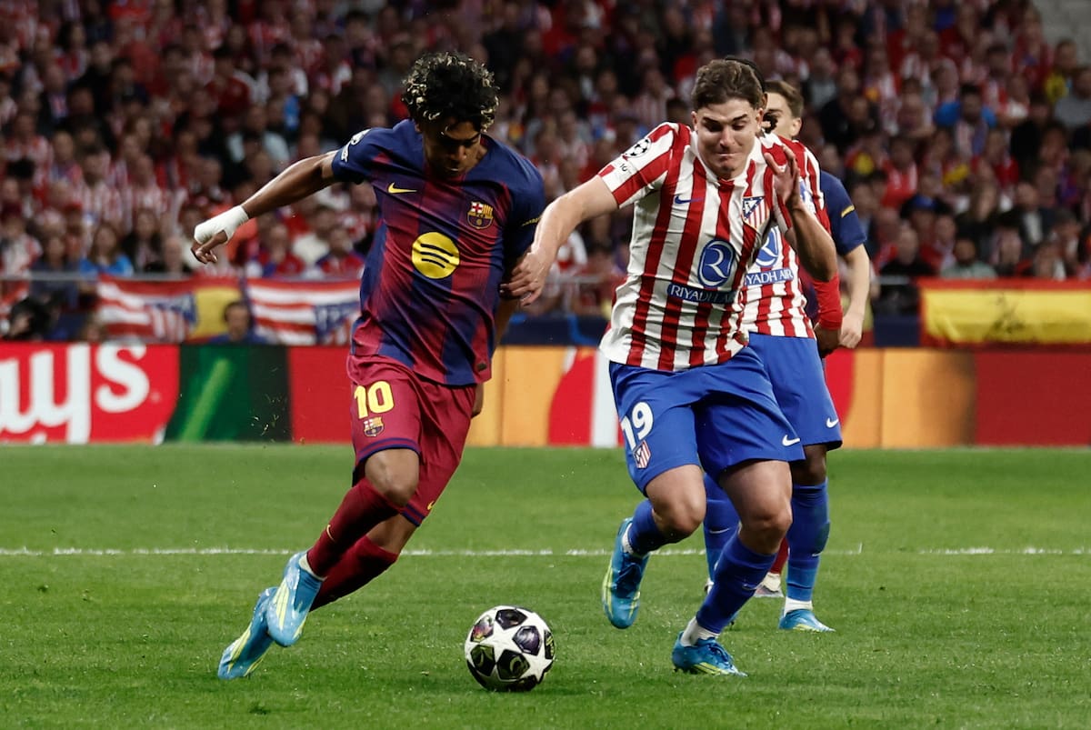 MADRID, 14/04/2026.- El delantero del Barcelona Lamine Yamal (i) trata de escapar de Julián Álvarez, del Atlético, durante el partido de vuelta de cuartos de final de Liga de Campeones que Atlético de Madrid y FC Barcelona disputan este martes en el estadio Metropolitano. EFE/Sergio Pérez