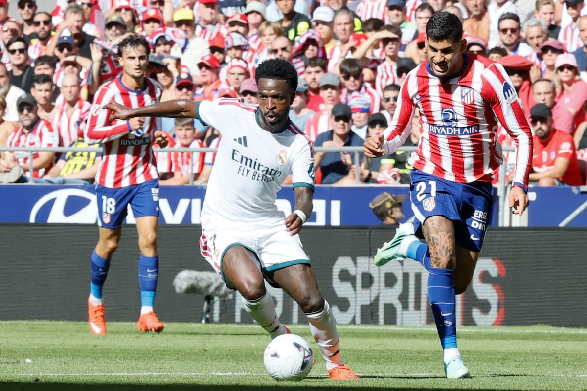 MADRID, 20/09/2026.- El defensa del Atlético de Madrid Cuti Romero (d) pelea un balón ante el delantero del Real Madrid Vinícius Júnior (c) durante el partido de LaLiga EA Sports entre Atlético de Madrid y Real Madrid celebrado este domingo en el del estadio Riyadh Air Metropolitano de la capital española. EFE/ Ballesteros