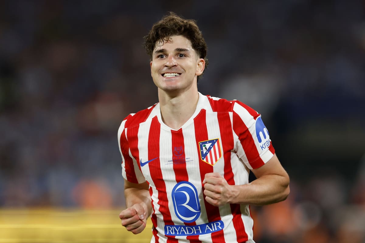 SEVILLA, 17/04/2026.- El delantero del Atlético de Madrid, Julián Álvarez, celebra el segundo gol del equipo rojiblanco durante la final de la Copa del Rey que enfrenta a Atlético de Madrid y Real Sociedad este sábado en el estadio de La Cartuja, en Sevilla. EFE/Julio Muñoz.