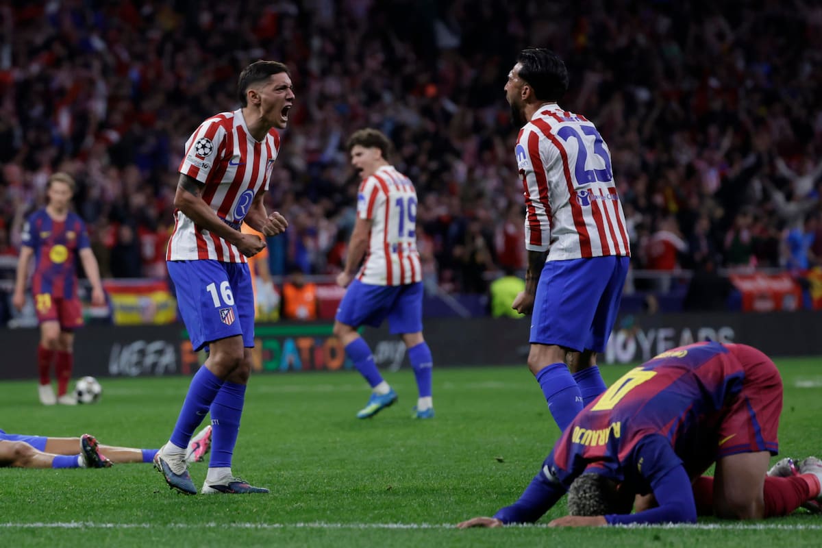 MADRID, 14/04/2026.- Los jugadores del Atlético de Madrid, Nahuel Molina (i) y Nico Gonzalez, al finalizar el partido de vuelta de cuartos de final de Liga de Campeones que Atlético de Madrid y FC Barcelona disputaron este martes en el estadio Metropolitano, en Madrid. EFE/Juanjo Martín