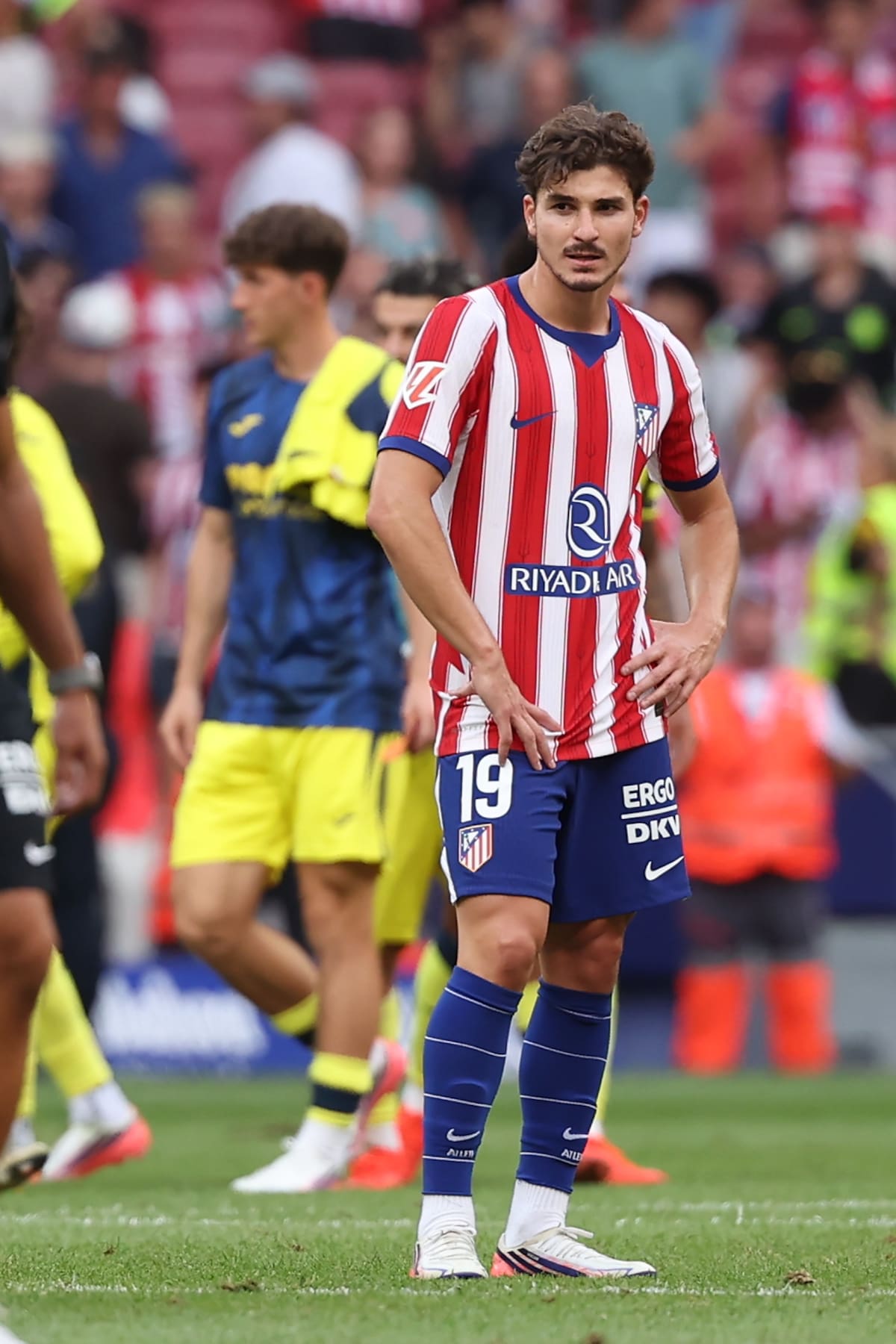 MADRID, 23/08/2026.- El delantero del Atlético Julián Álvarez, al término del partido de LaLiga de fútbol que Atlético de Madrid y Villarreal CF han disputado este domingo en el estadio Metropolitano. EFE/Kiko Huesca