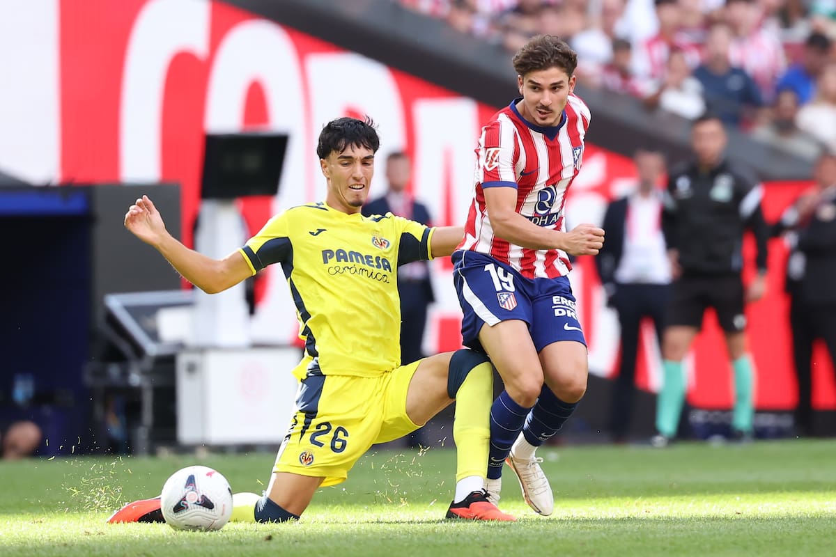 MADRID, 23/08/2026.- El delantero del Atlético Julián Álvarez (d) juega un balón ante Carlos Maciá, del Villarreal, durante el partido de LaLiga de fútbol que Atlético de Madrid y Villarreal CF disputan este domingo en el estadio Metropolitano. EFE/Kiko Huesca