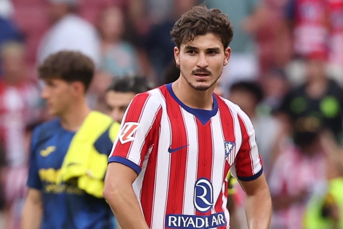 MADRID, 23/08/2026.- El delantero del Atlético Julián Álvarez, al término del partido de LaLiga de fútbol que Atlético de Madrid y Villarreal CF han disputado este domingo en el estadio Metropolitano. EFE/Kiko Huesca