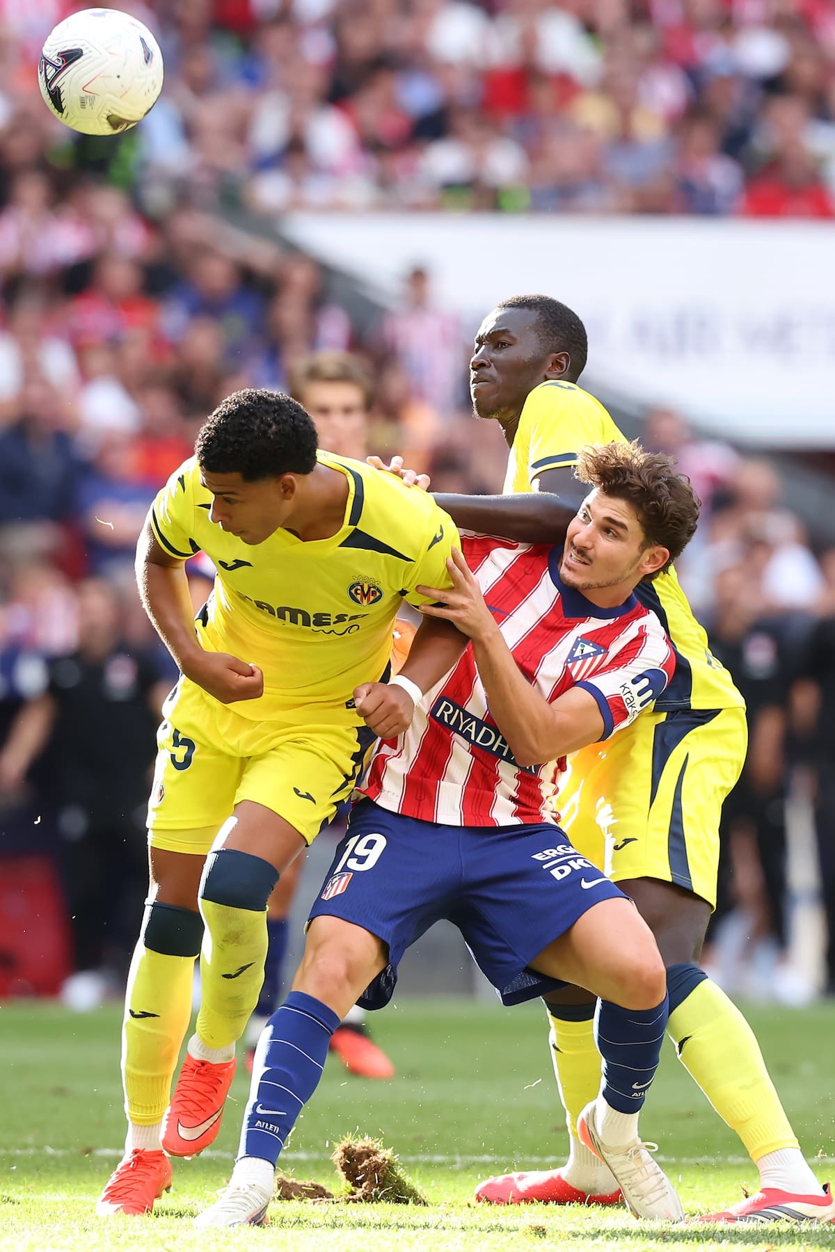 MADRID, 23/08/2026.- El delantero del Atlético Julián Álvarez (d) pelea un balón con dos jugadores del Villarreal, durante el partido de LaLiga de fútbol que Atlético de Madrid y Villarreal CF disputan este domingo en el estadio Metropolitano. EFE/Kiko Huesca