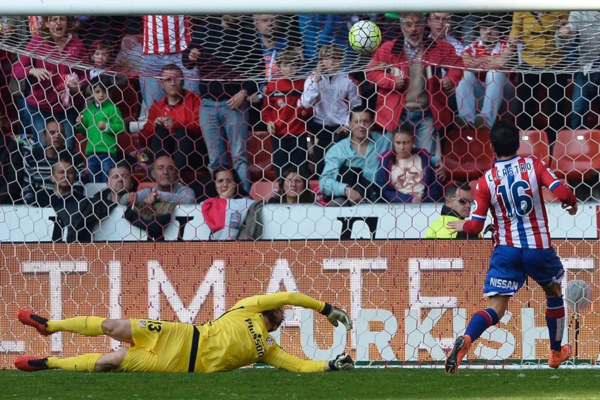 Cuando transcurría el minuto 89 de juego, Carlos Castro fue el encargado de anotar el segundo tanto del Sporting de Gijón, dándole la victoria a su equipo, que está en zona de descenso y lucha por no perder la categoría. (Foto: AFP / VANGUARDIA LIBERAL)