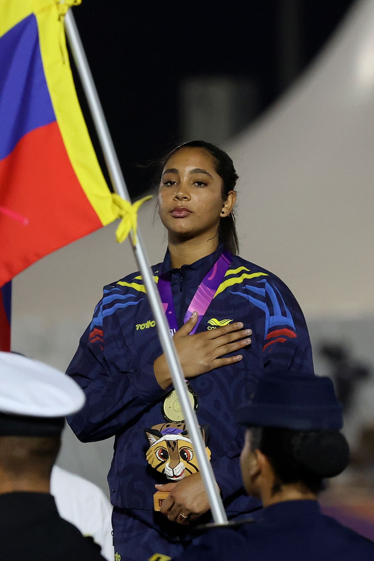 AMDEP988. LUQUE (PARAGUAY), 19/08/2025.- Valentina Barrios de Colombia posa con la medalla de oro en la categoría atletismo lanzamiento de jabalina femenino, en los II Juegos Panamericanos Junior ASU 2025 este lunes, en Luque (Paraguay). EFE/Rodrigo Sepulveda